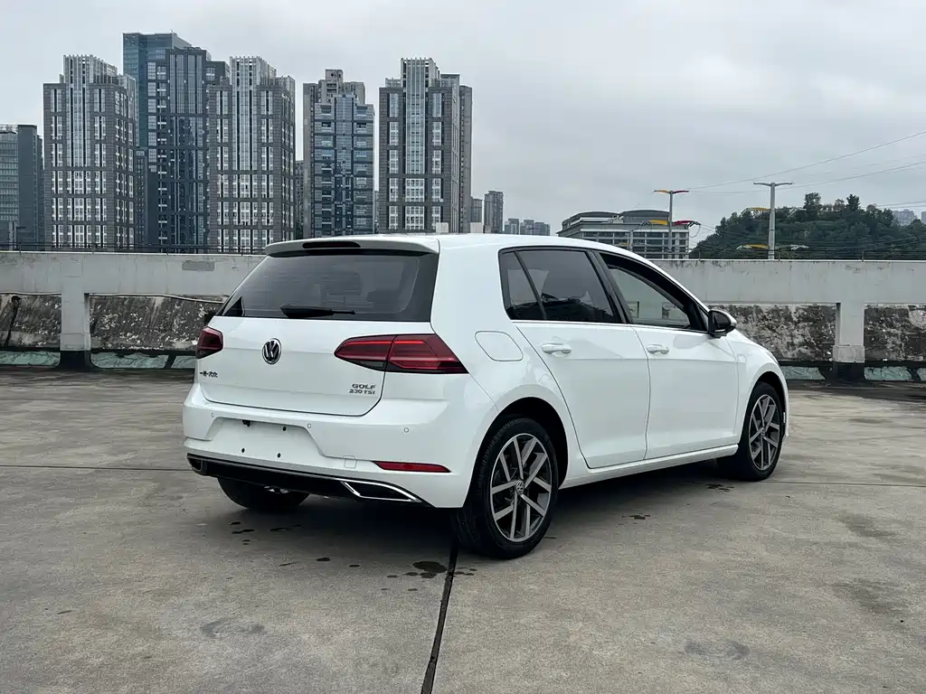 VOLKSWAGEN GOLF