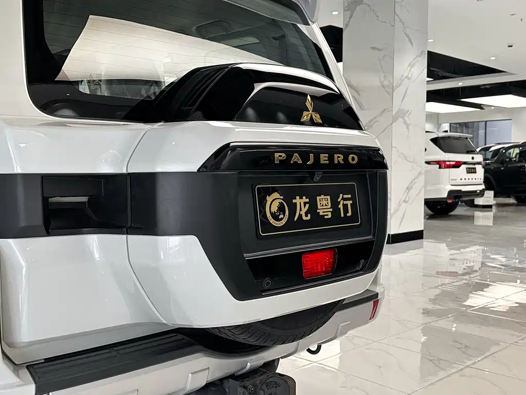 Mitsubishi V93 2022 3.0L AT