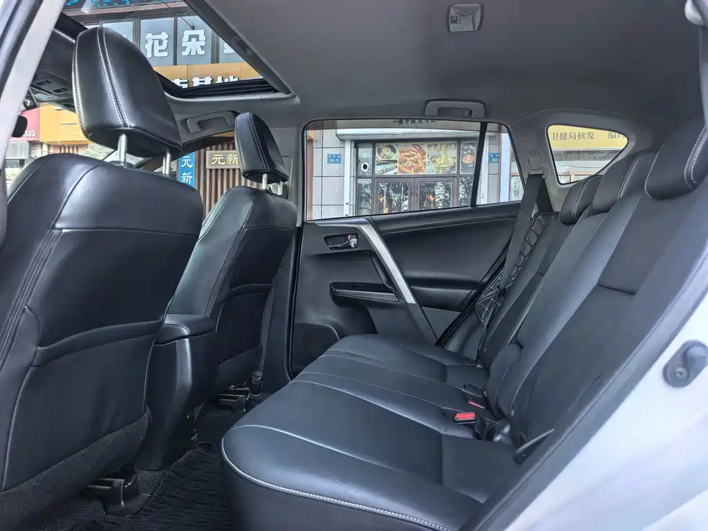 Toyota RAV4 — миниатюра 5