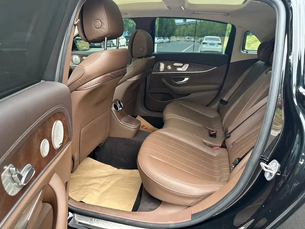 Mercedes-Benz E-Class — миниатюра 9