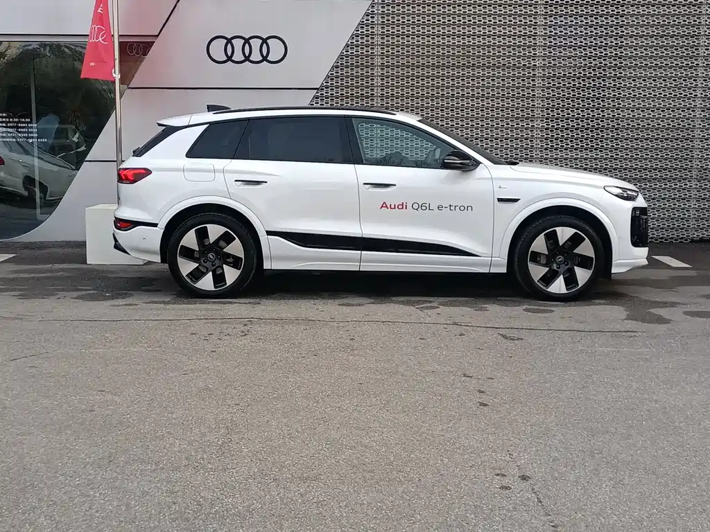 AUDI Q6L E TRON