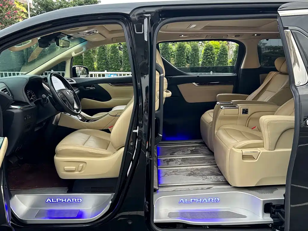 Toyota Alphard — миниатюра 11