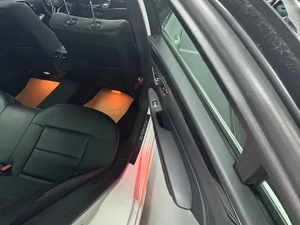 Mercedes-Benz E-Class — миниатюра 10