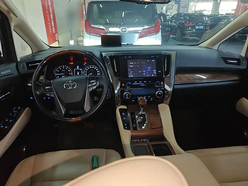 Toyota Alphard — миниатюра 10