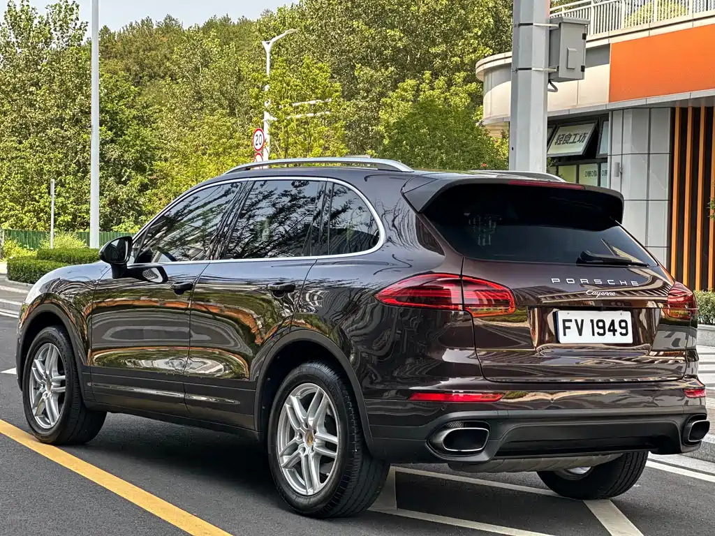 Porsche Cayenne — миниатюра 5