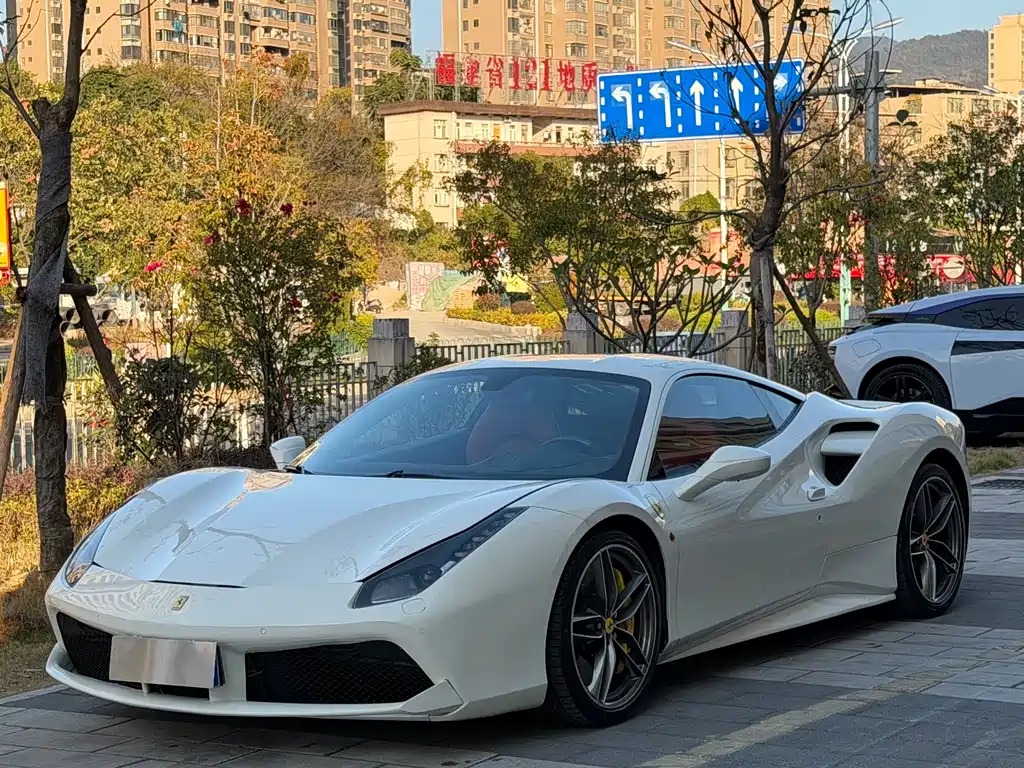 FERRARI 488