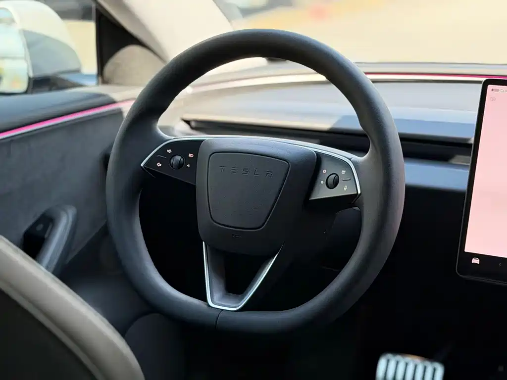 Tesla Model 3 — миниатюра 6
