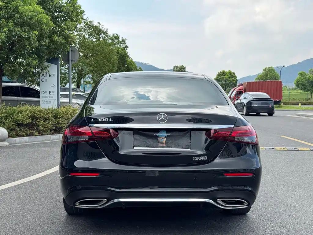 Mercedes-Benz E-Class — миниатюра 13