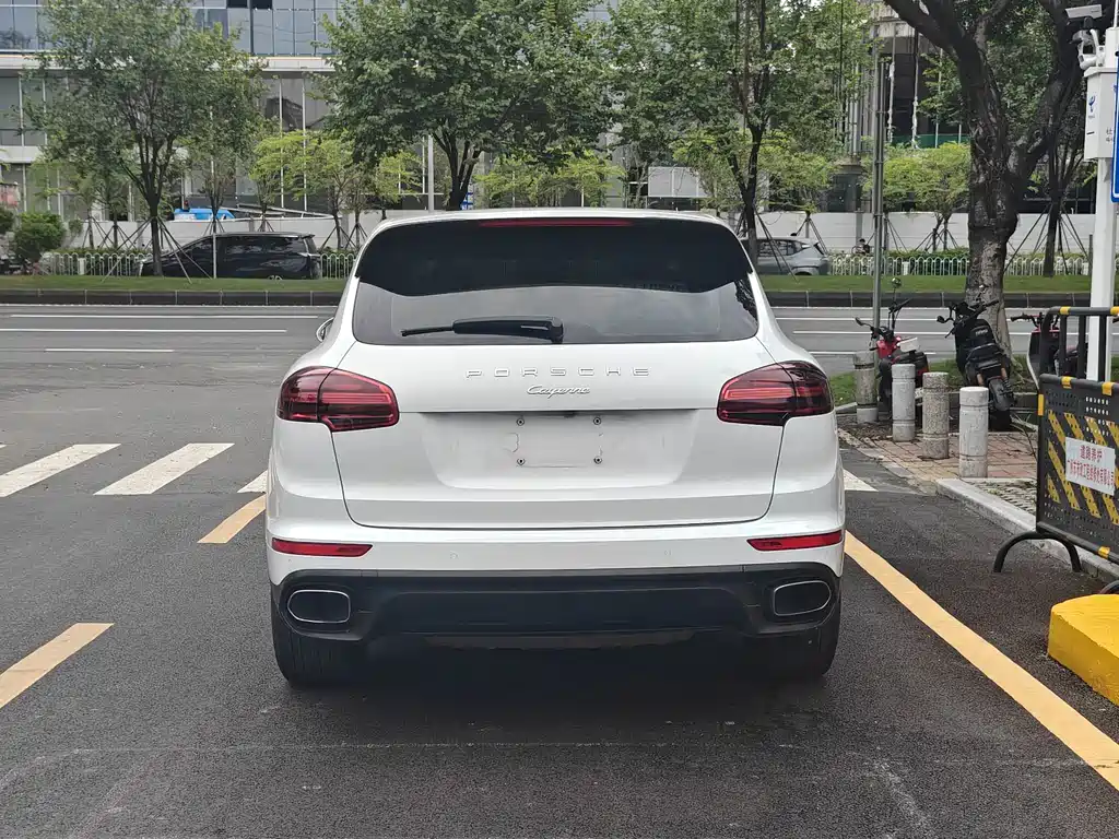 Porsche Cayenne — миниатюра 10