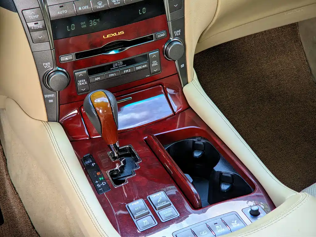Lexus LS — миниатюра 8
