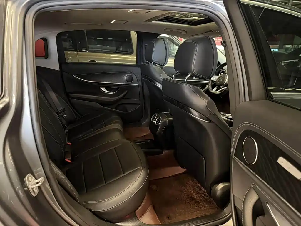 Mercedes-Benz E-Class — миниатюра 9