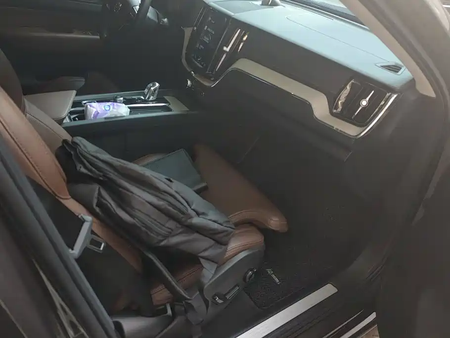 Volvo XC60 PHEV — миниатюра 8