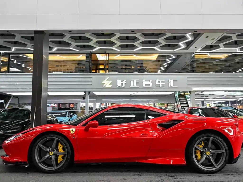 FERRARI F8