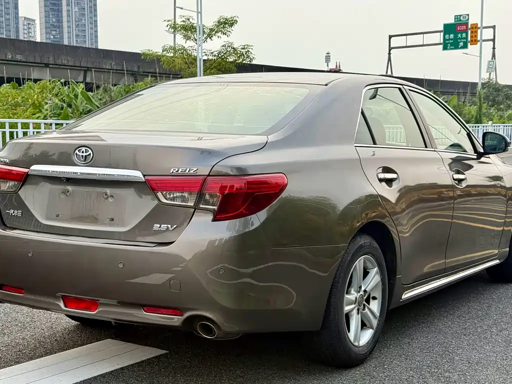 Toyota Reiz — миниатюра 7