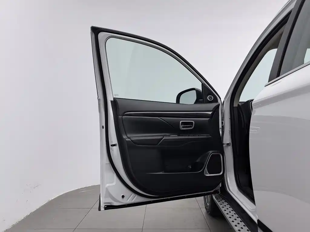 Mitsubishi Outlander — миниатюра 8