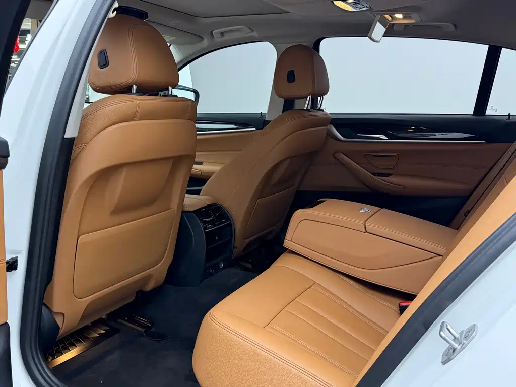 BMW 5 Series — миниатюра 6