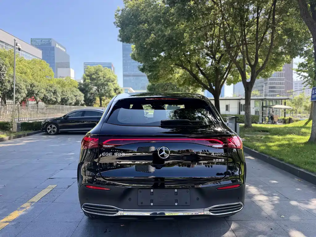 Mercedes-Benz EQE SUV — миниатюра 8