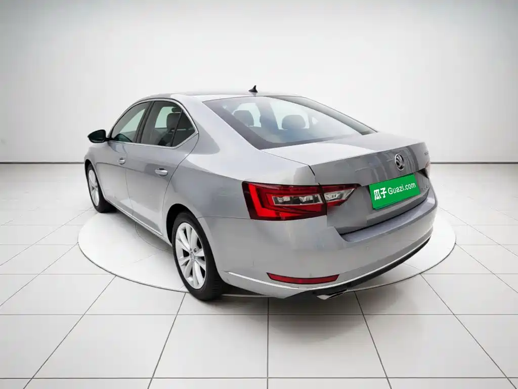 Skoda Superb — миниатюра 4