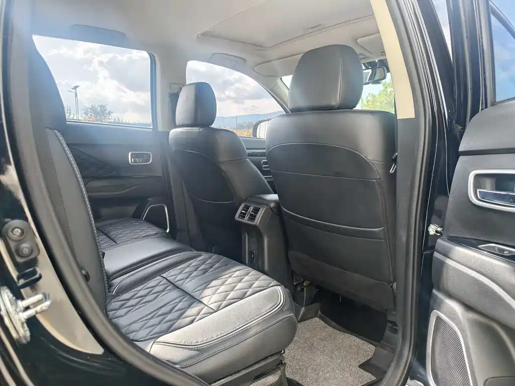 MITSUBISHI OUTLANDER