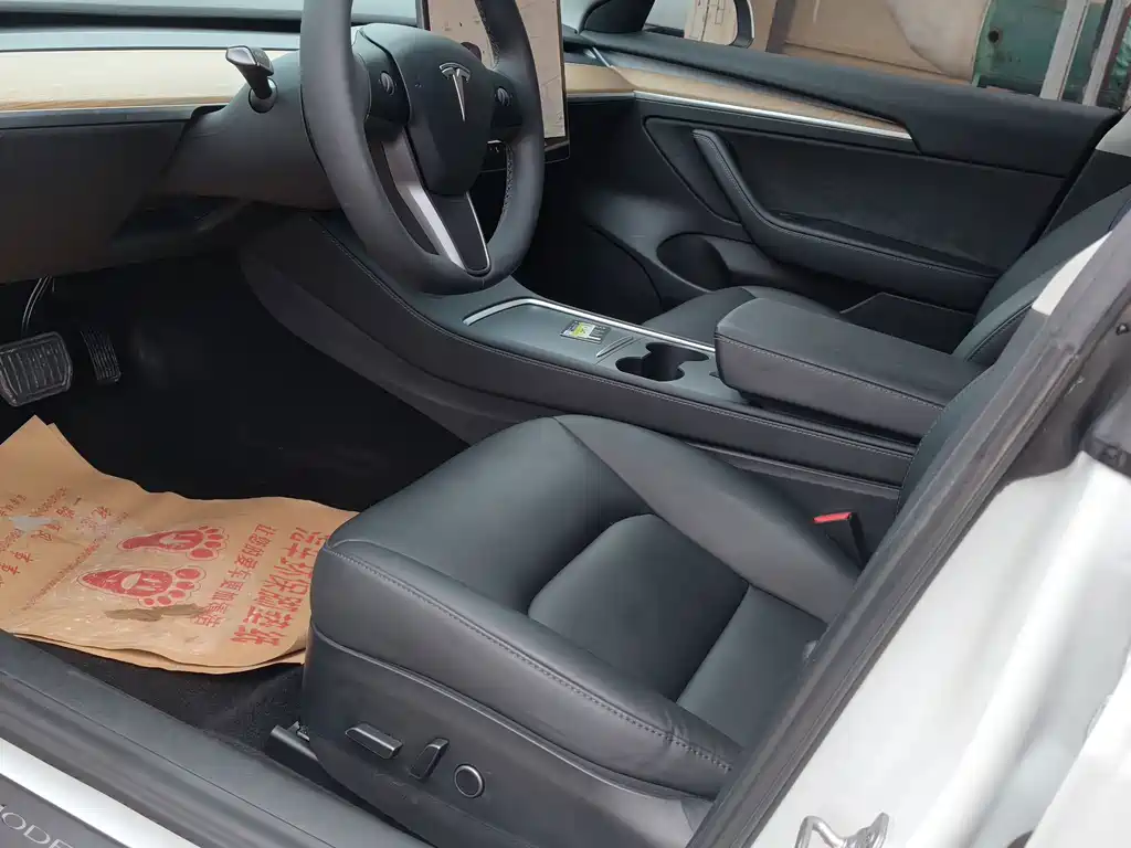 Tesla Model 3 — миниатюра 7