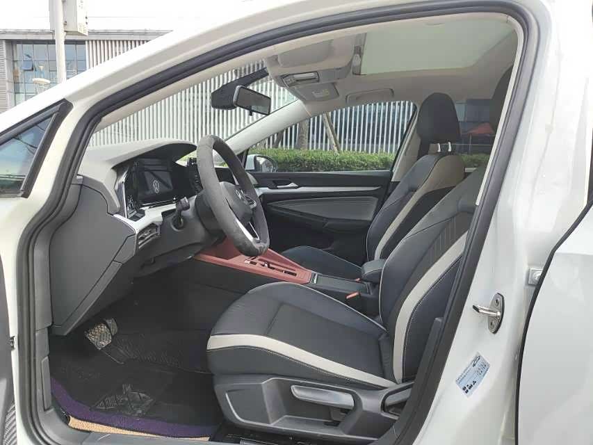 Volkswagen Golf 1.4 л 2023 г. Белый, пробег 20000 км