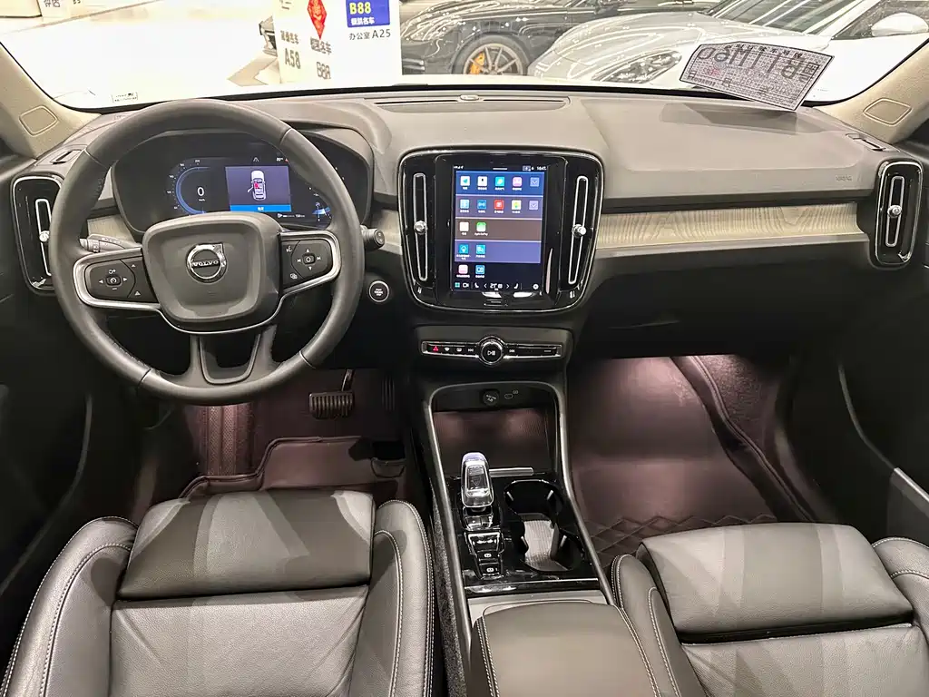VOLVO XC40