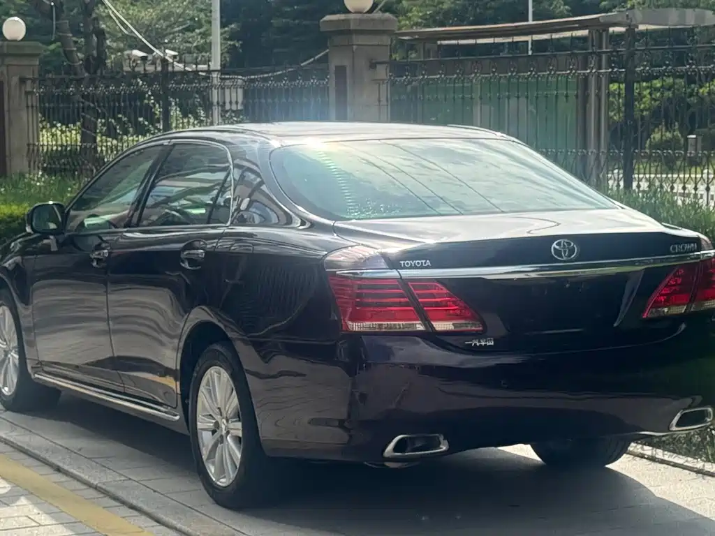Toyota Crown — миниатюра 6