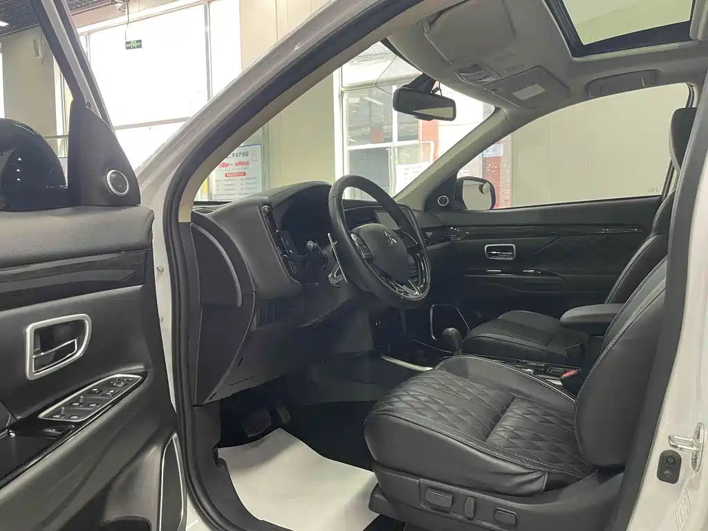 MITSUBISHI OUTLANDER