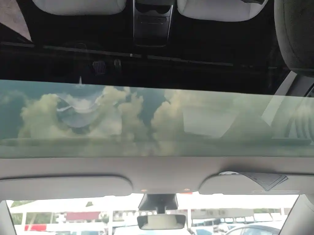Tesla Model Y — миниатюра 18