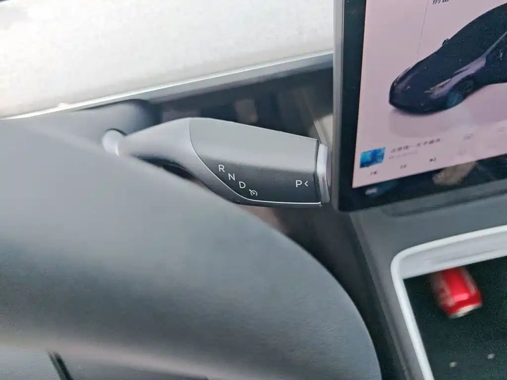 Tesla Model Y — миниатюра 7