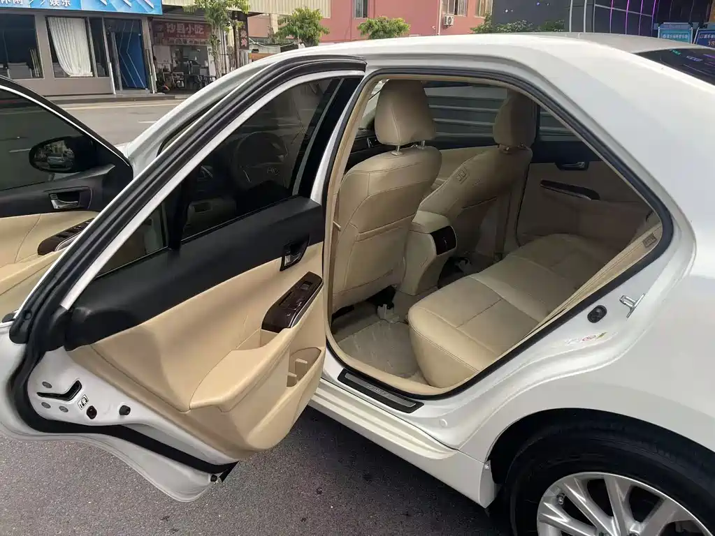 Toyota Camry — миниатюра 8