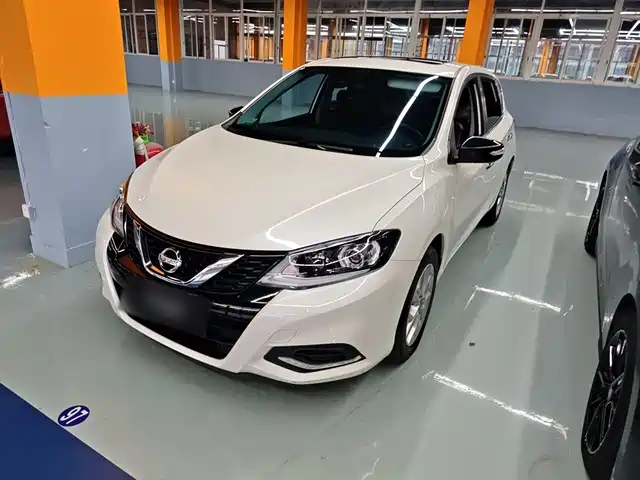 NISSAN TIIDA