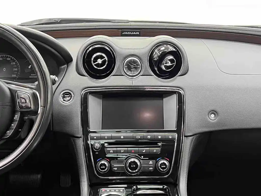 Jaguar XJ — миниатюра 20