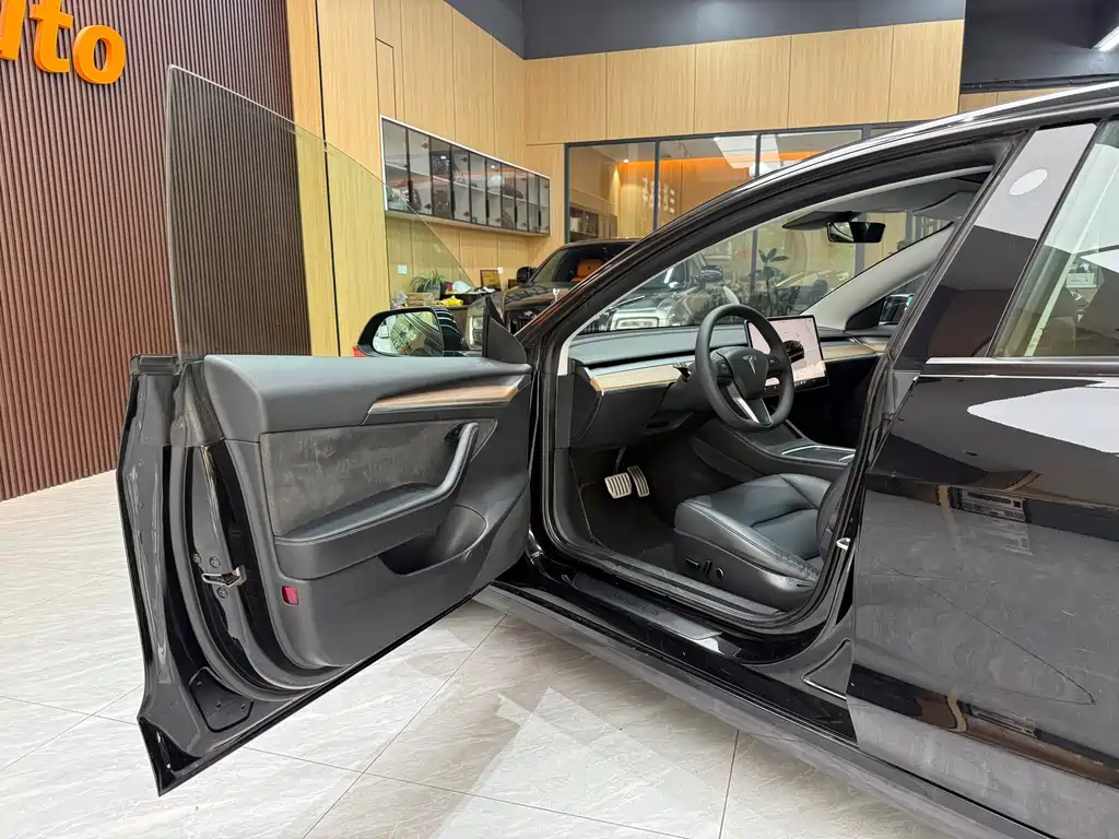 Tesla Model 3 — миниатюра 10