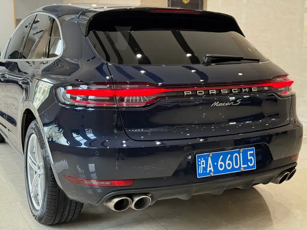 PORSCHE MACAN
