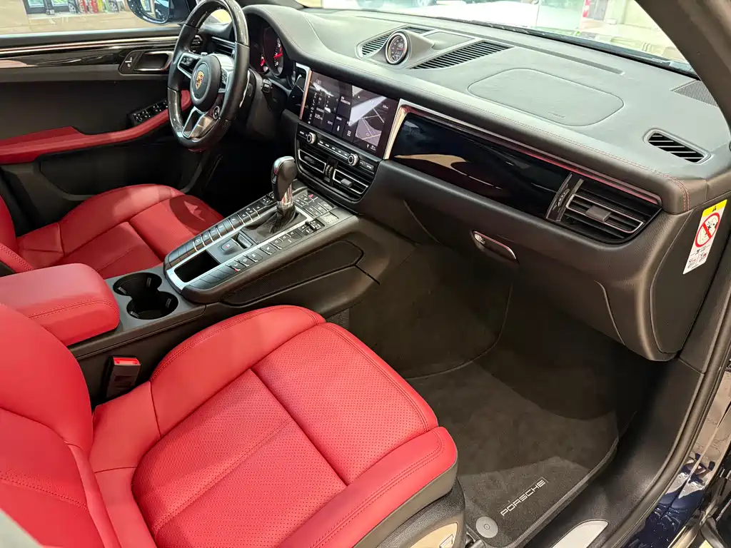 PORSCHE MACAN