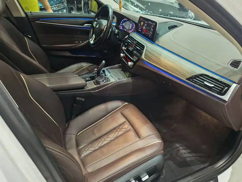 BMW 5 Series — миниатюра 8