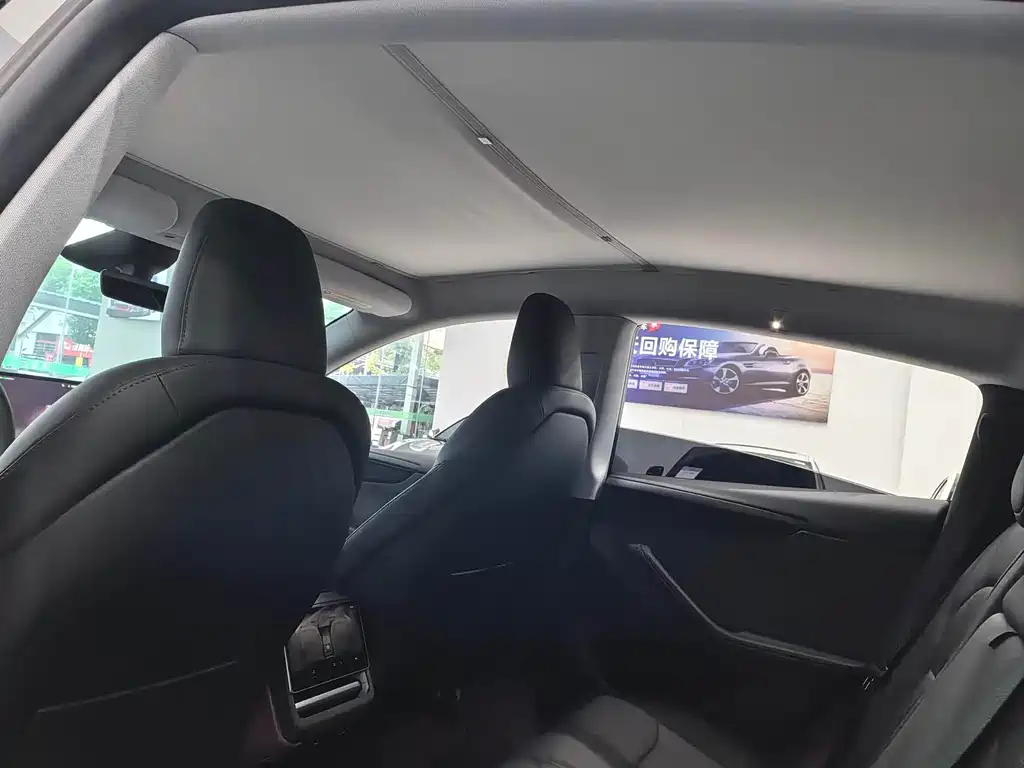 Tesla Model Y — миниатюра 9