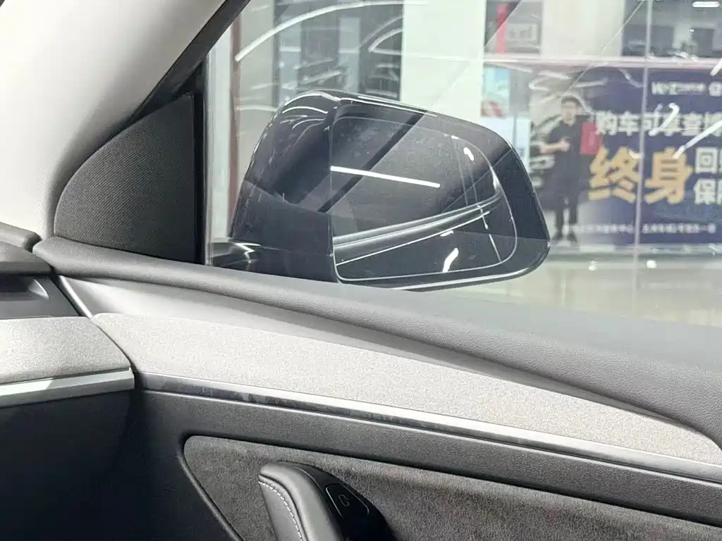 Tesla Model Y — миниатюра 9