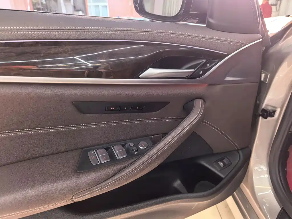 BMW 5 Series — миниатюра 12