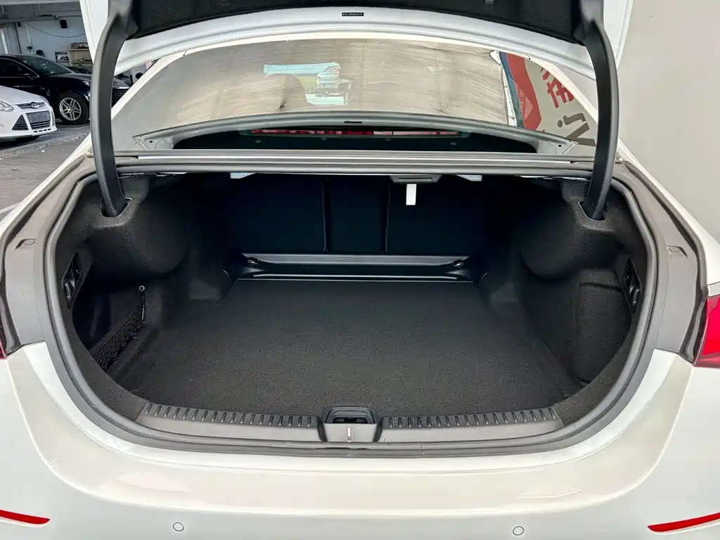 Mercedes-Benz E-Class (Import) — миниатюра 22