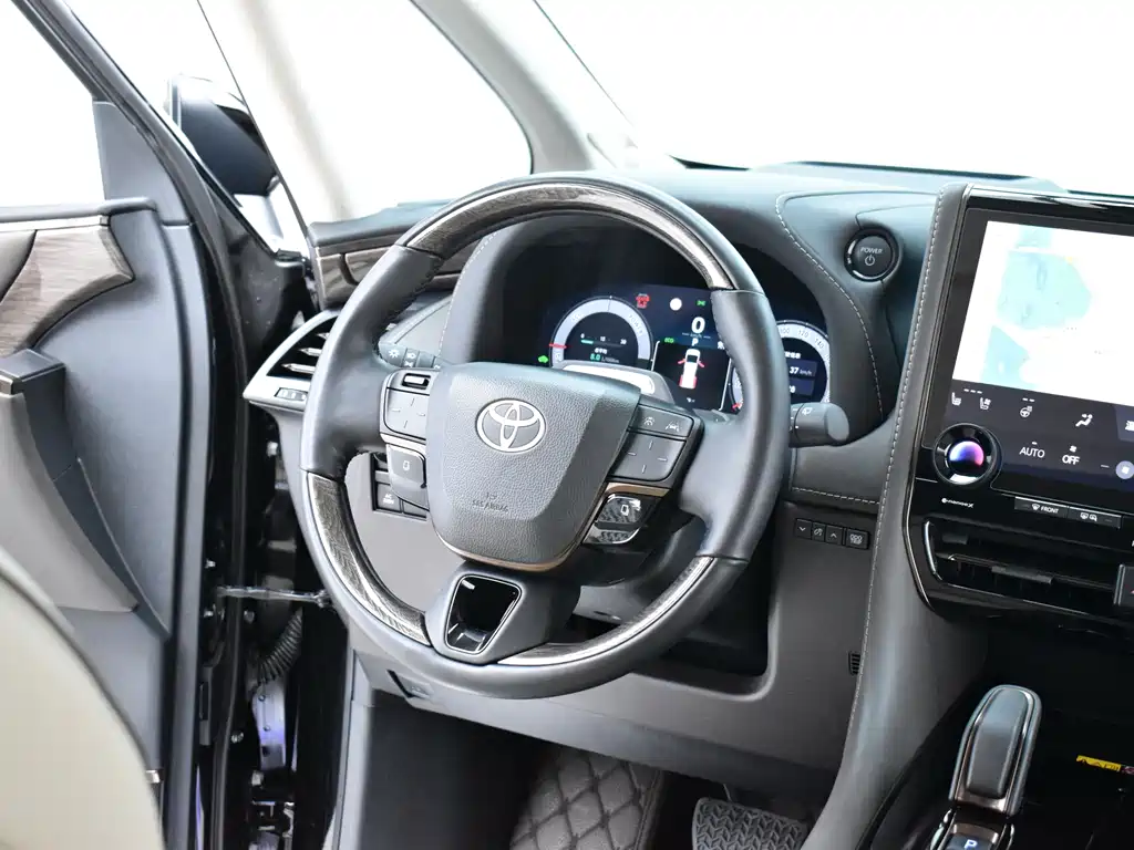 Toyota Alphard — миниатюра 10