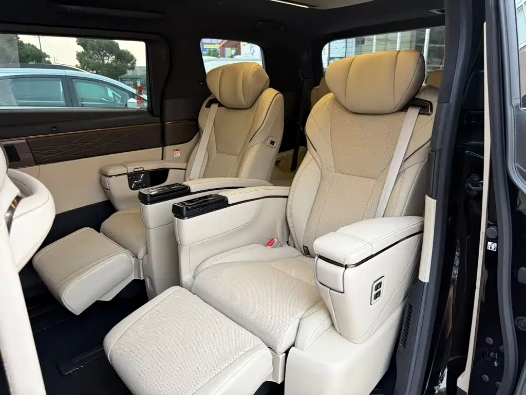 Toyota Alphard — миниатюра 7