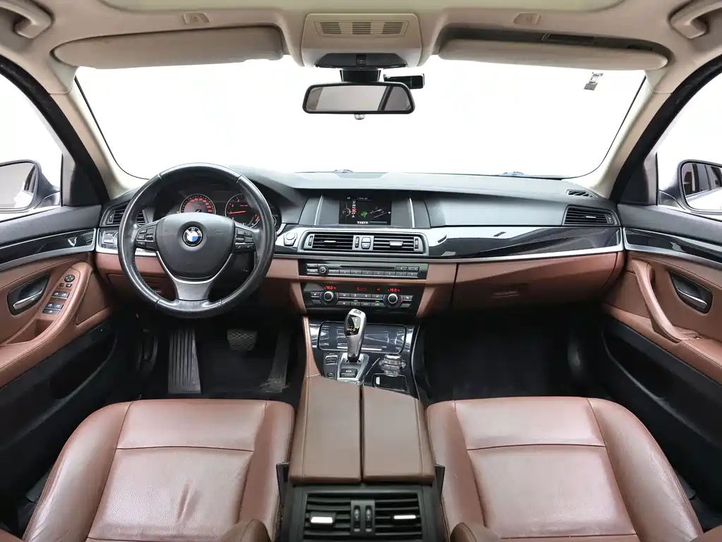 BMW 5 Series — миниатюра 13