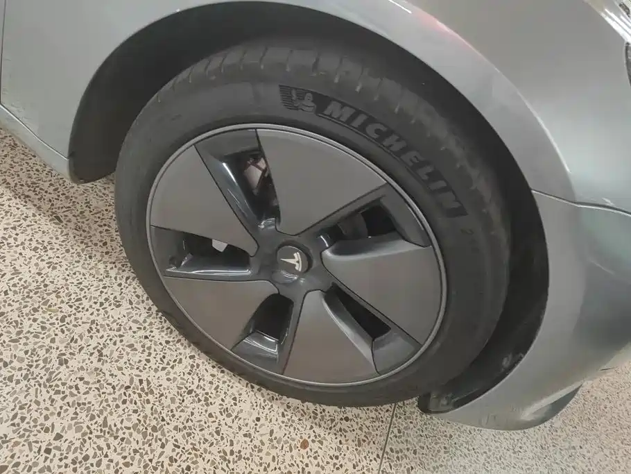 Tesla Model 3 — миниатюра 6