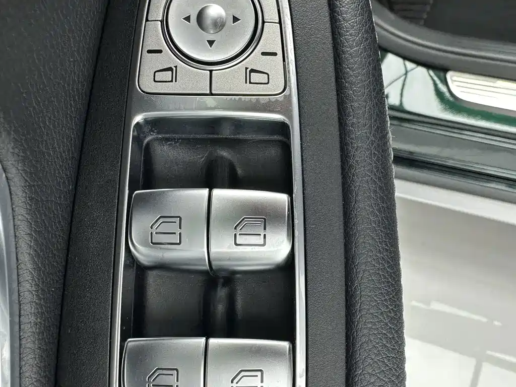 Mercedes-Benz C-Class — миниатюра 11