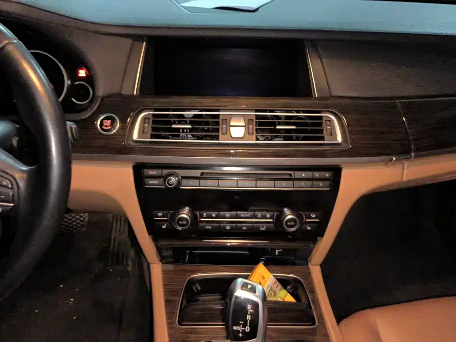 BMW 7 Series — миниатюра 13