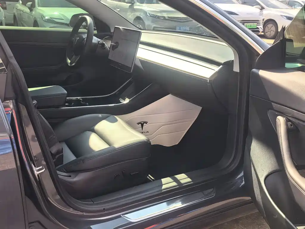 Tesla Model 3 — миниатюра 13