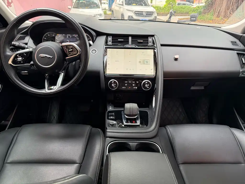 Jaguar E-PACE — миниатюра 13