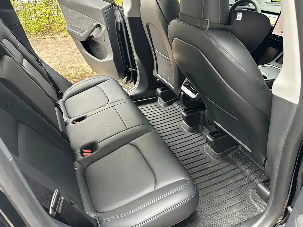 Tesla Model Y — миниатюра 9